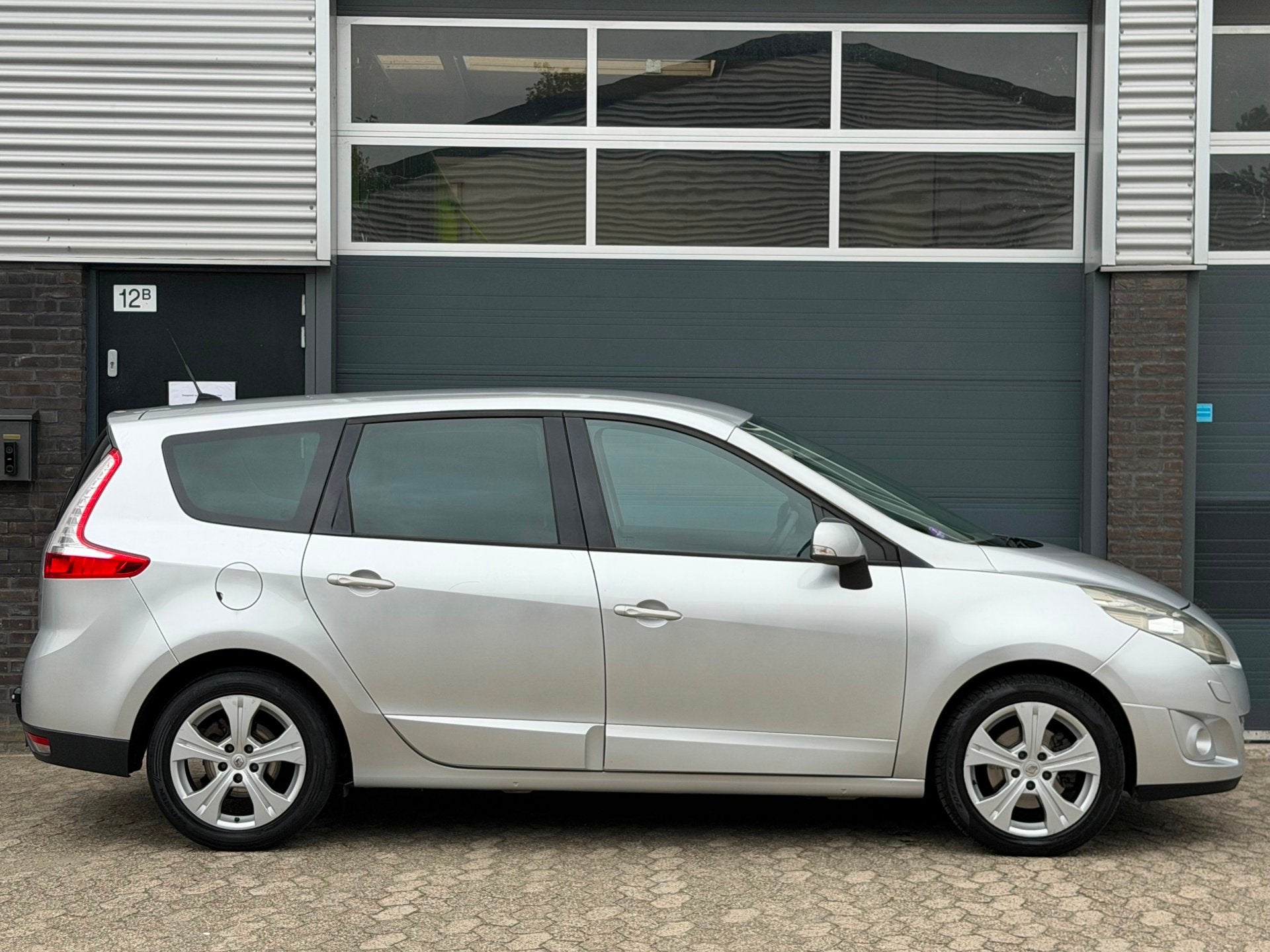 Renault Grand Scénic 2.0 Dynamique 7p. NAVI CLIMA CRUISE TR, Auto's, Euro 5, Stof, Gebruikt, 4 cilinders