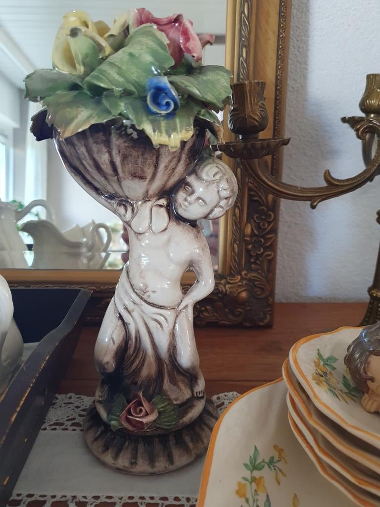 Vintage Bassano Italiaans Majolica cherubijn met boeket, Ophalen of Verzenden