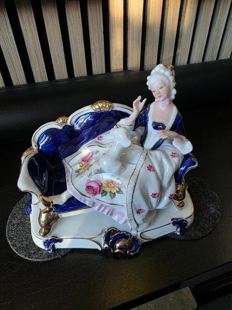 Antiek Porseleinen Beeldje Dame op Sofa met Hondje - 20cm, Ophalen of Verzenden