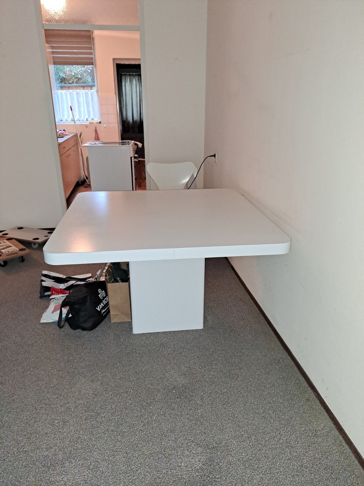 Gratis af te halen.Witte vierkante tafel, compact en modern, Ophalen, Kunststof, 50 tot 100 cm, Vierkant