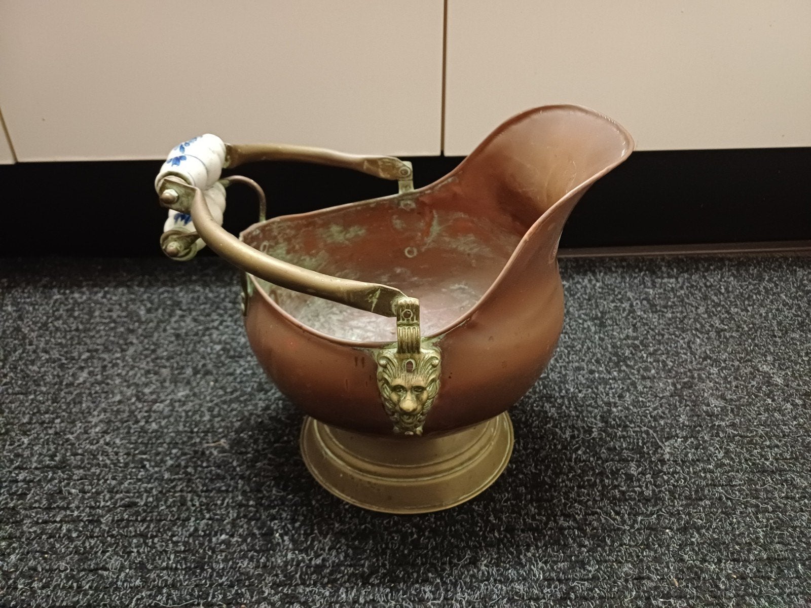 Antieke Koperen Kolenemmer met Porseleinen Handvat, Antiek en Kunst, Antiek | Koper en Brons, Ophalen of Verzenden, Koper