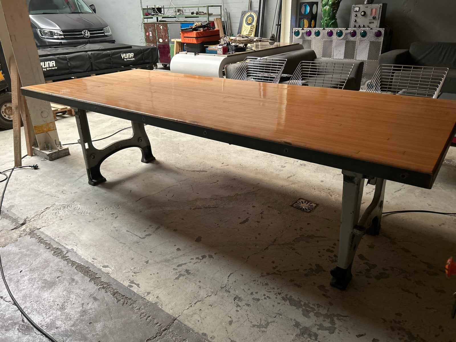 Gigantische eettafel van oude bowlingbaan met industrieel on, Ophalen, Gebruikt, 100 tot 150 cm, Vijf personen of meer
