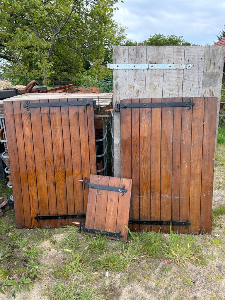 Robuuste houten luiken met smeedijzeren beslag, Ophalen, Gebruikt, 80 tot 100 cm, Buitendeur