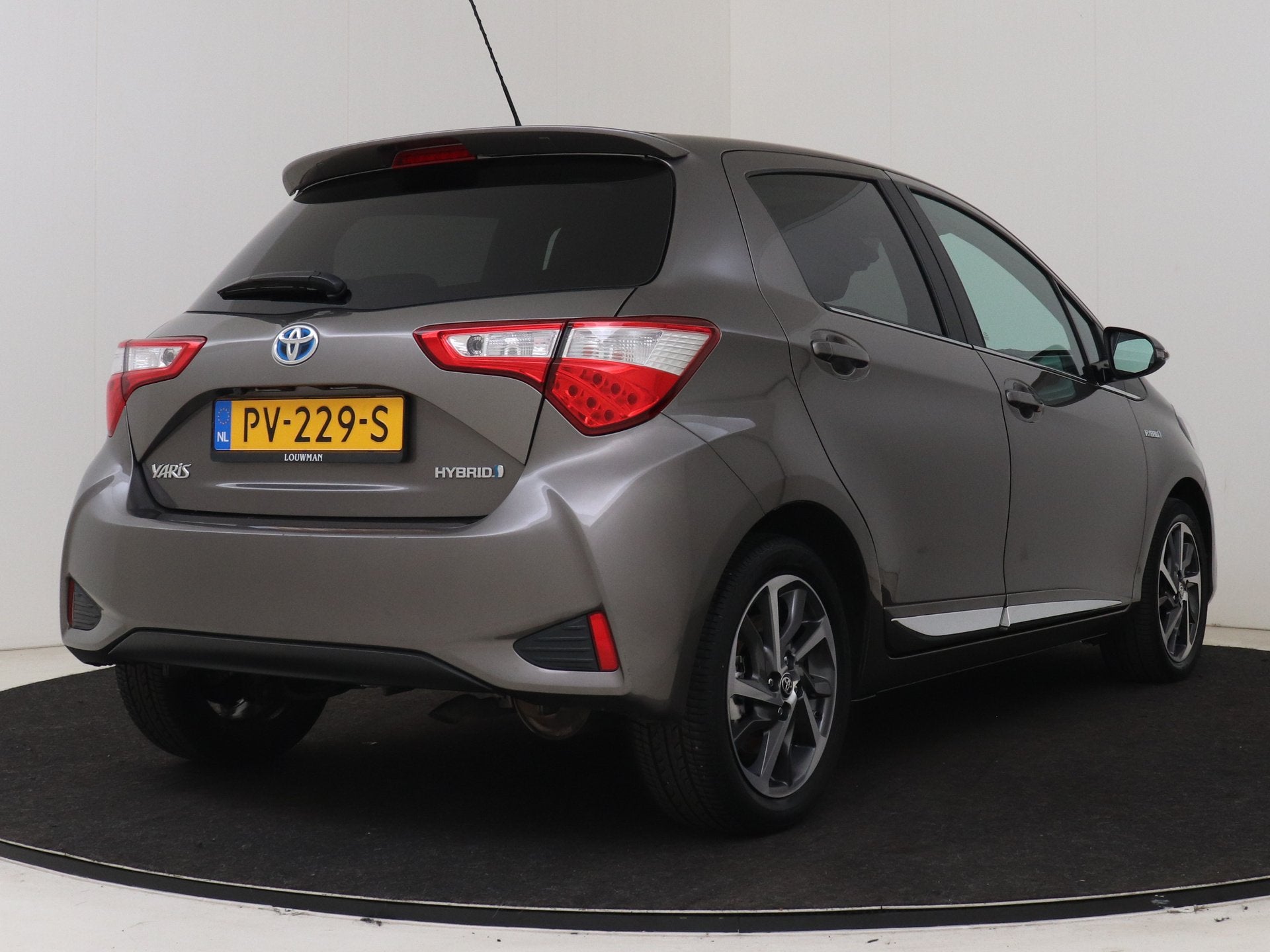Toyota Yaris 1.5 Hybrid Premium | Dealer onderhouden | Panor, 12 maanden, Gebruikt, 4 cilinders, Leder en Stof