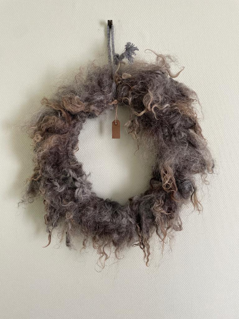 Krans van schapen wol - grijs/bruin, Ophalen, 55 cm, Wandhanger, Meerkleurig