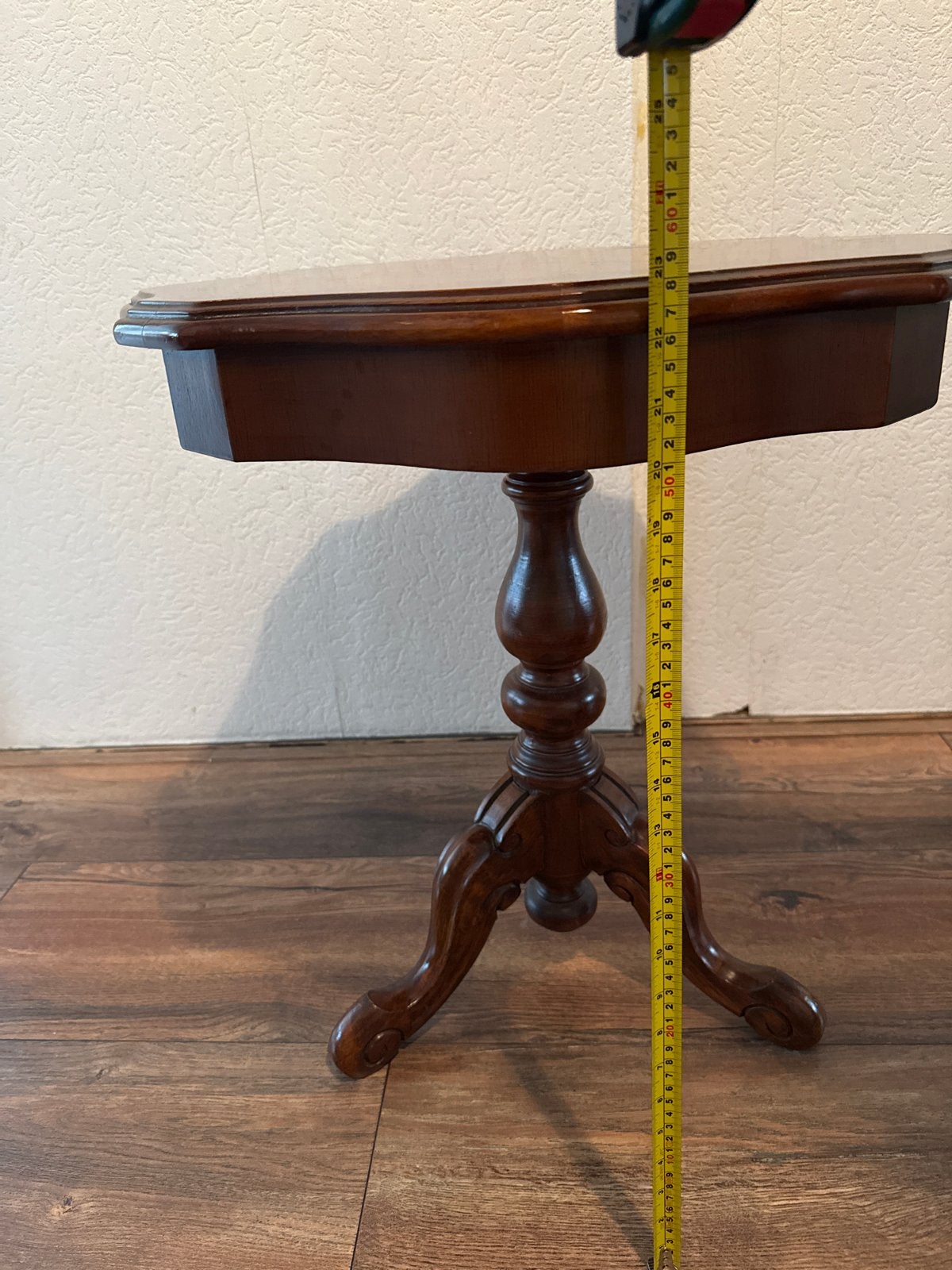 Antieke bijzettafel met inlegwerk, Ophalen