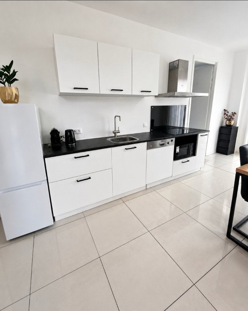 GEMEUBILEERDE NETTE 3 KAMER WONING IN RDAM NESSELANDE., Via bemiddelaar, Rotterdam