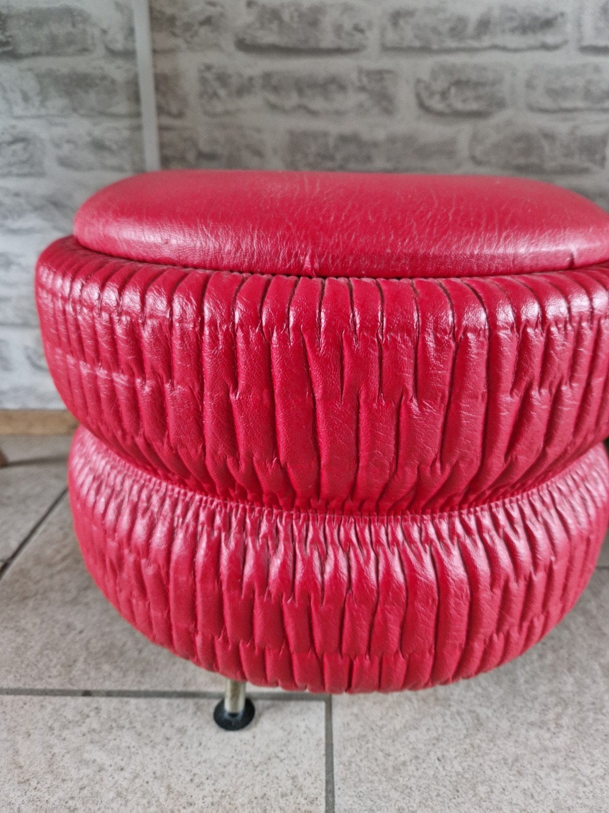Supergave Rode opberg Poef RETRO vintage, Minder dan 50 cm, Rond, Ophalen of Verzenden, Zo goed als nieuw