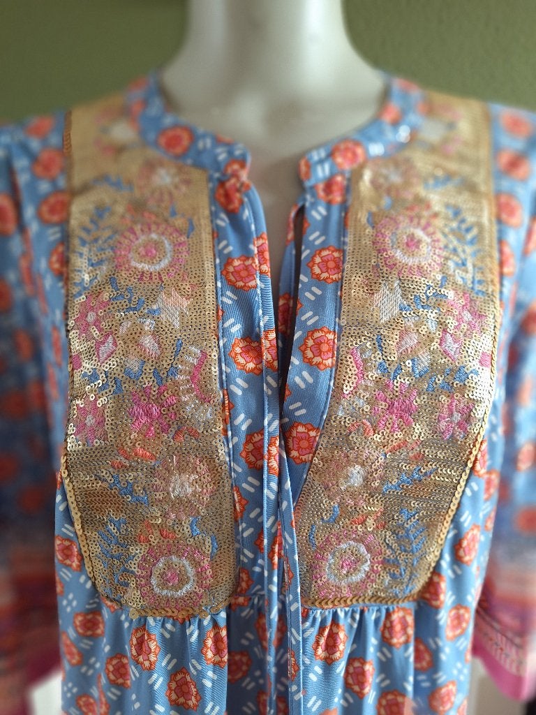 K-Design lavendel blauwe pailletten hals jurk L nieuw, Kleding | Dames, K-design, Maat 42/44 (L), Nieuw, Onder de knie