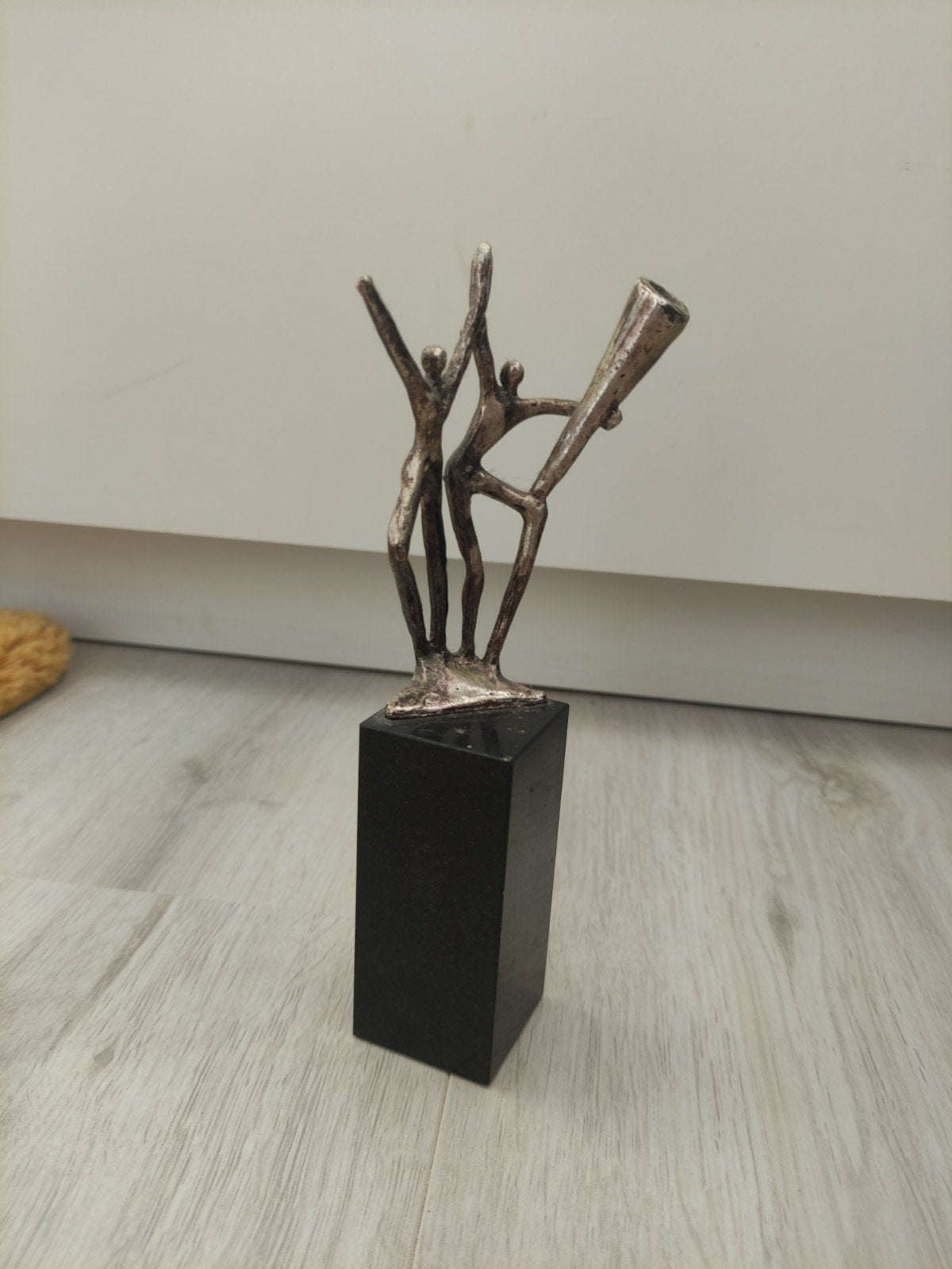 Modern bronzen beeld 'Samenwerking' op sokkel, Ophalen of Verzenden, Brons, 20 - 50 cm, Beeld