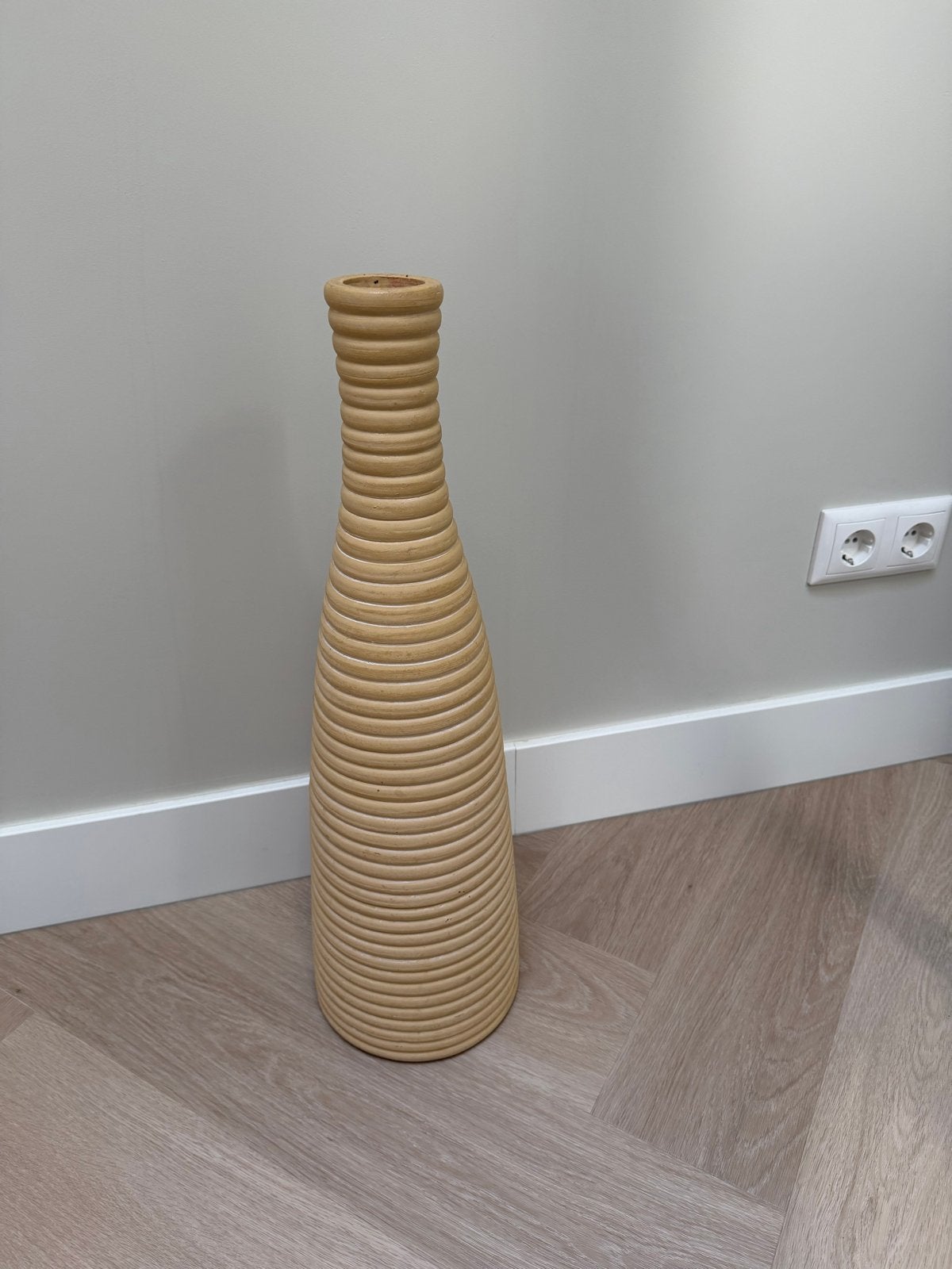 Grote IKEA vaas met ribbelstructuur, Huis en Inrichting, Woonaccessoires | Vazen, Ophalen, Gebruikt, Beige, Geschikt voor droogbloemen