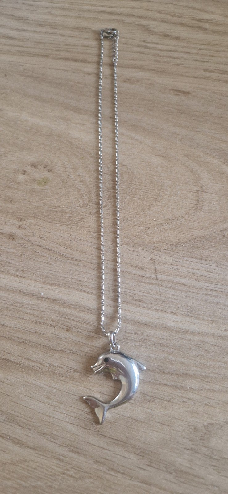 Zilverkleurige ketting met dolfijn hanger, Gebruikt, Ophalen of Verzenden, Zilver, Overige materialen