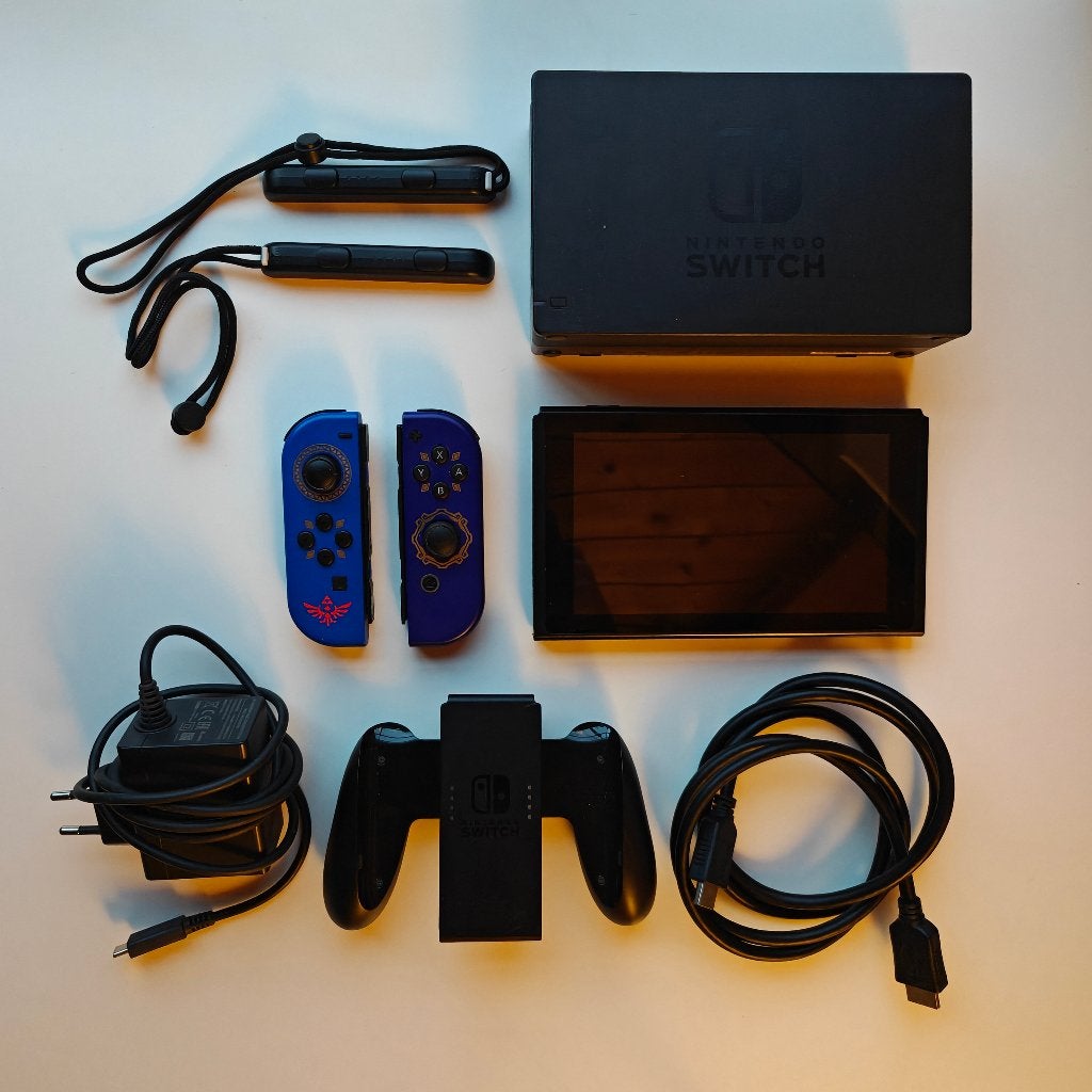 Nintendo Switch + Zelda Joy Cons - Complete set, Spelcomputers en Games, Ophalen of Verzenden, Zo goed als nieuw, Met 2 controllers