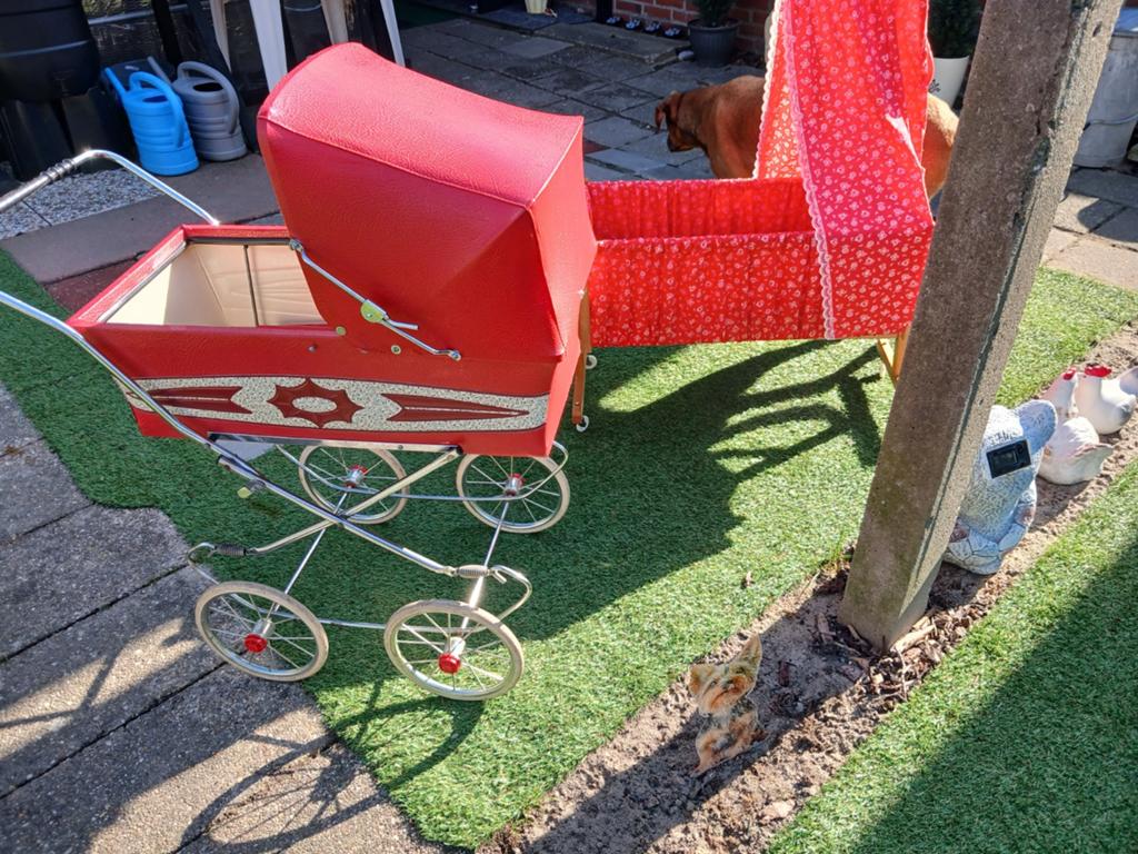 Poppenwagen en poppenwieg gratis ophalen. In behandeling, Ophalen of Verzenden, Gebruikt, Babypop