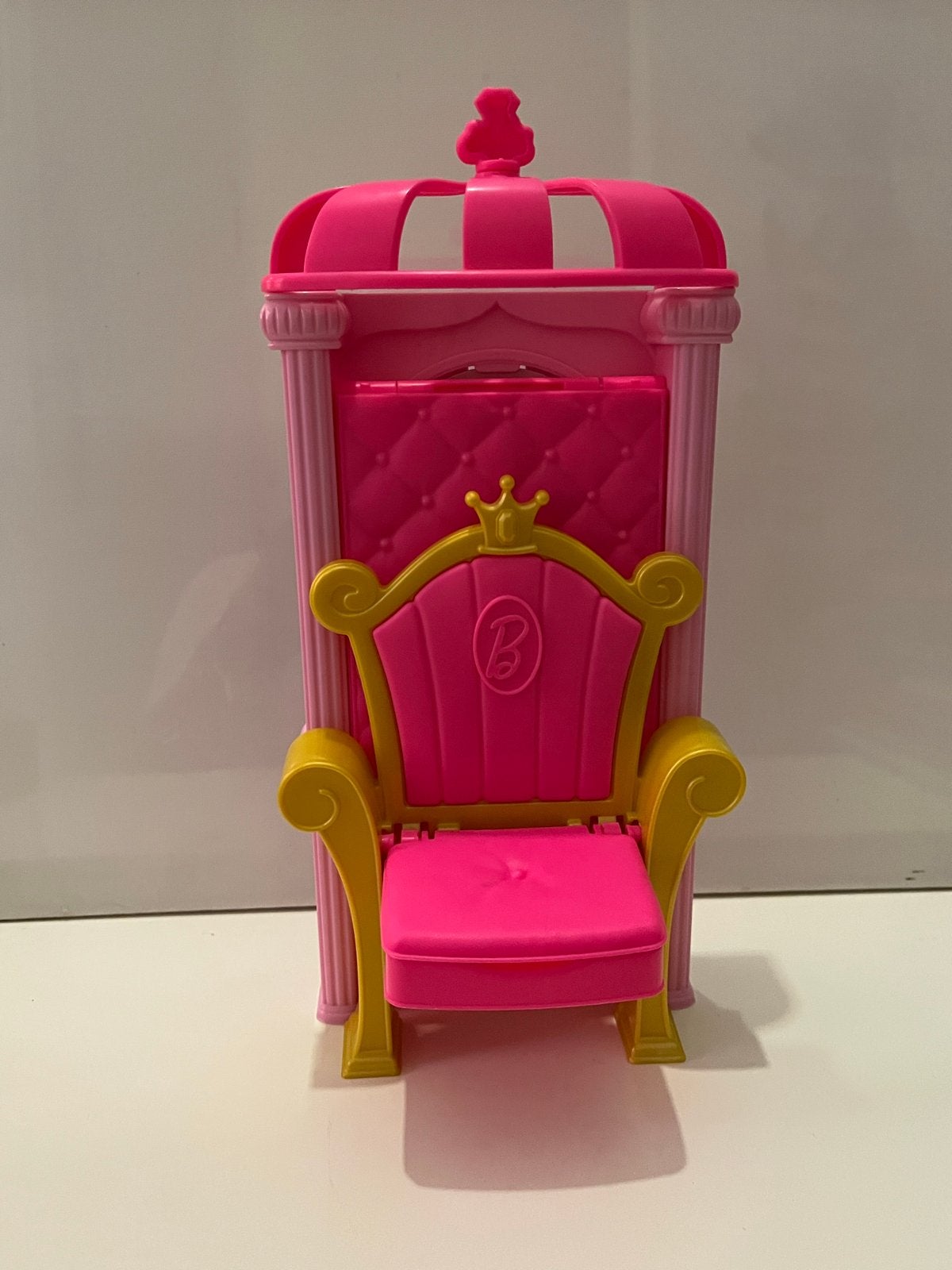 Barbie Troon en Bed Speelset - Roze en Goud, Kinderen en Baby's, Speelgoed | Poppen, Ophalen of Verzenden, Gebruikt, Barbie