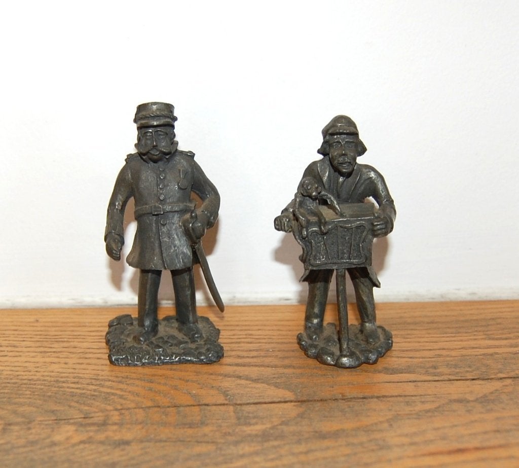 2 tinnen beeldjes oude ambachten koddebeier,straatmuziekant, Ophalen of Verzenden