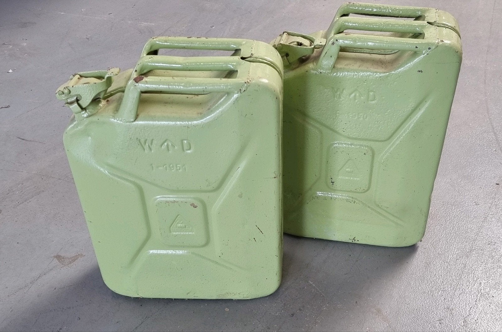 Twee militaire stalen jerrycans 20L 1950 en 1951, Ophalen, Landmacht, Nederland, Overige typen