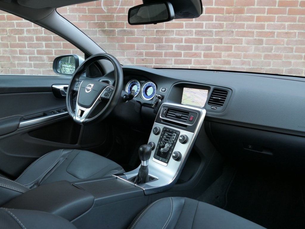 Volvo V60 1.6 T3 R-Design Cruise Control / Afneembare trekha, Auto's, Voorwielaandrijving, Gebruikt, Zwart, 4 cilinders