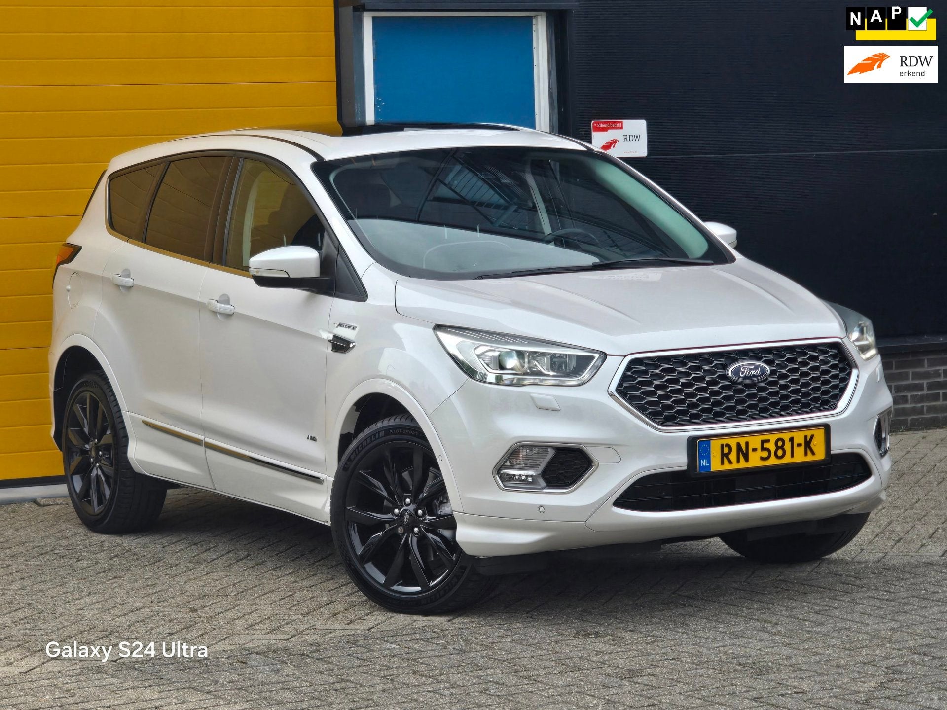 Ford Kuga 1.5 EcoBoost Vignale AWD / 182 PK / AUT / NAP / Pa, Auto's, Automaat, Dealer onderhouden, 4 cilinders, 1850 kg