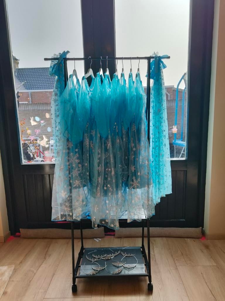 7 Frozen verkleedjurken met broches en tiara's - zgan!, Ophalen, Zo goed als nieuw, 110 t/m 116, Meisje