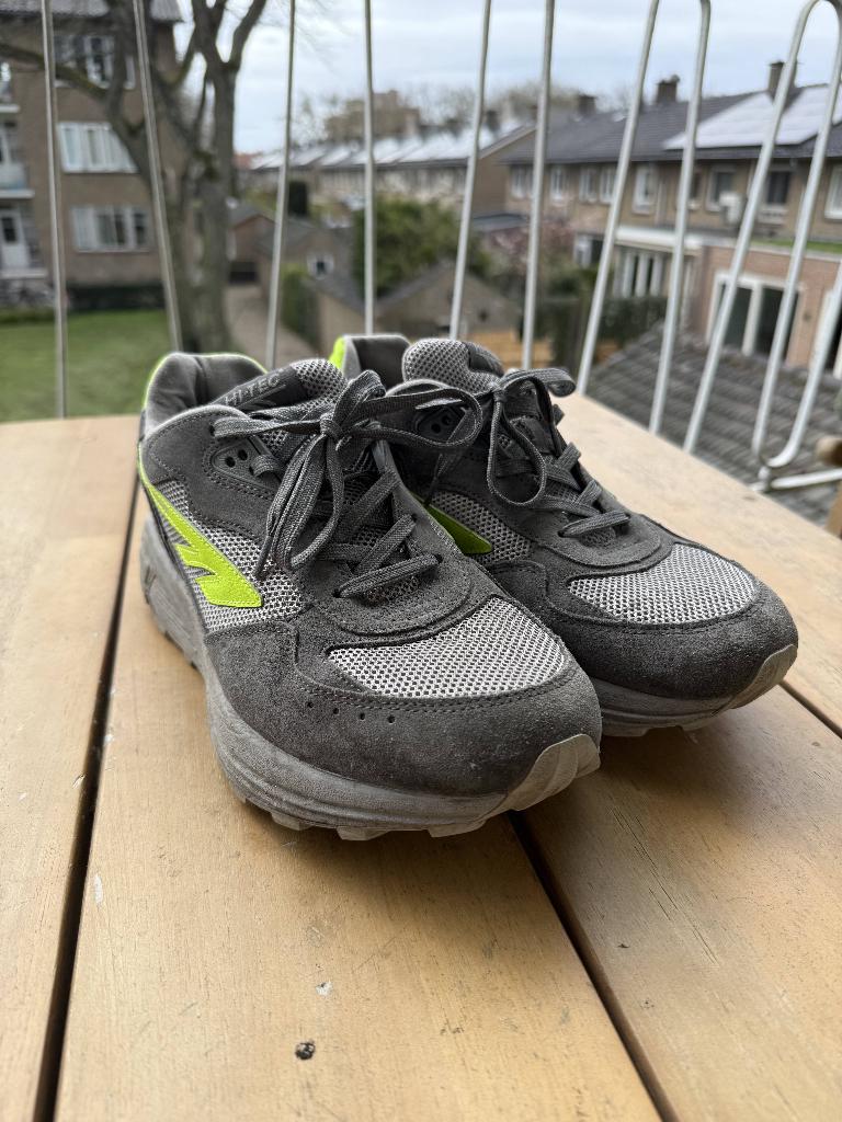 Hi-Tec HTS74 sneakers – maat 43 – grijs / fluoriserend geel, Kleding | Heren, Schoenen, Overige kleuren, Ophalen of Verzenden