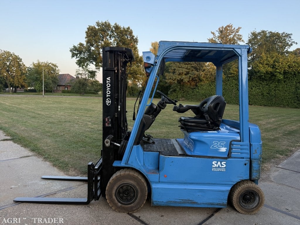 Toyota 2500KG elektr triplo 4.7M freelift Sideshift 3600uur, Zakelijke goederen, Machines en Bouw | Heftrucks en Intern transport