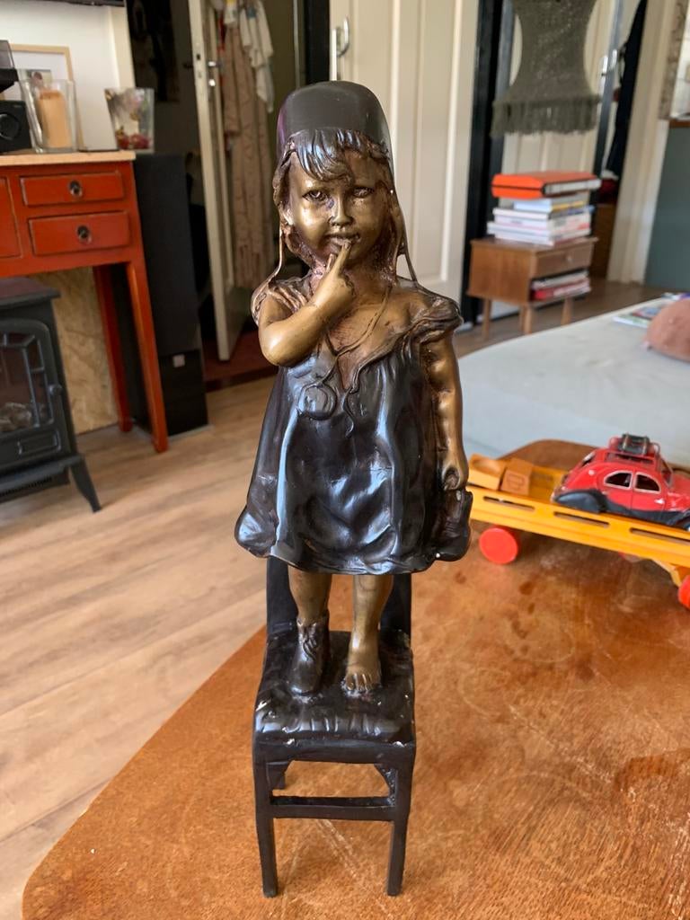 Bronzen meisje op stoel 45 cm, Antiek en Kunst, Antiek | Koper en Brons, Ophalen of Verzenden