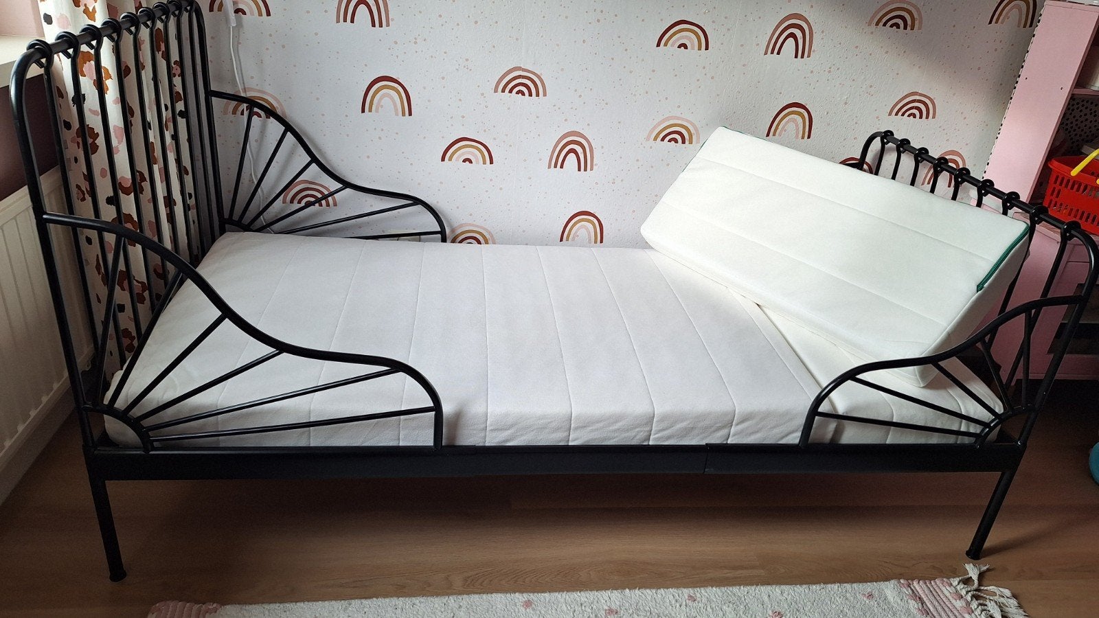 IKEA MINNEN uitschuifbaar peuterbed - Zwart, Kinderen en Baby's, Kinderkamer | Bedden, Ophalen, 85 tot 100 cm, Gebruikt, Matras