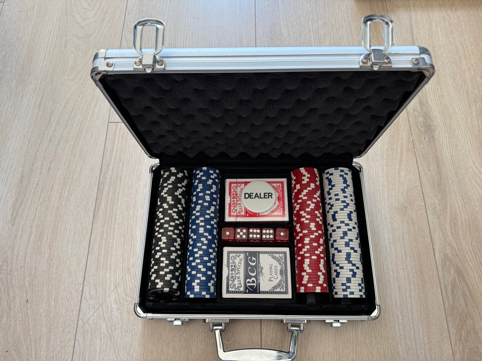 Poker set in aluminium koffer €12,50, Ophalen, Zo goed als nieuw