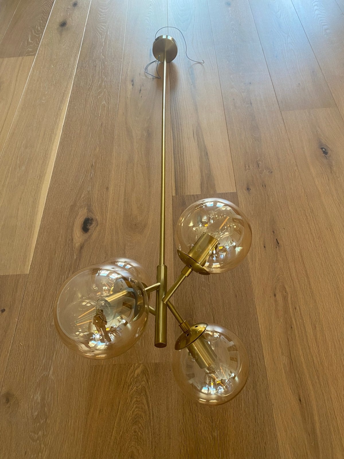 Moderne gouden hanglamp met 4 glazen bollen, Ophalen, Zo goed als nieuw, Glas, 75 cm of meer