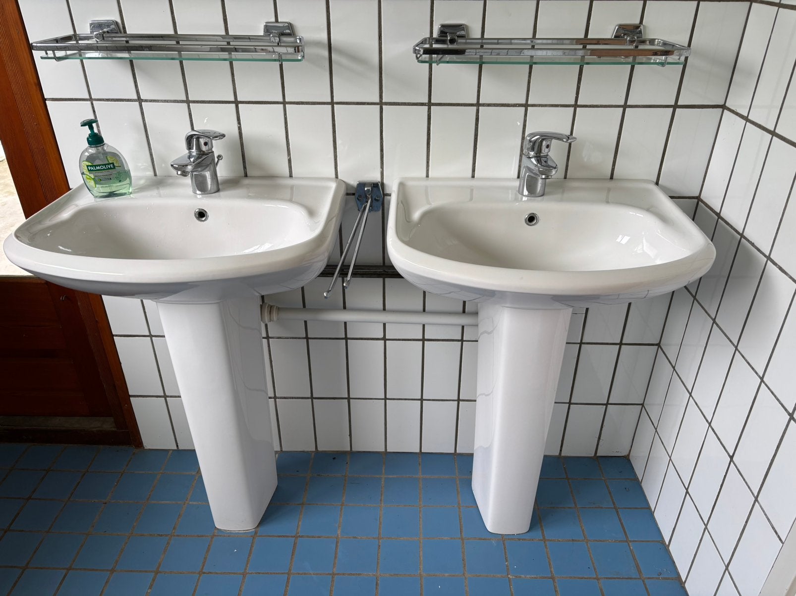 Twee wastafels met zuil en Grohe mengkranen, Doe-het-zelf en Verbouw, Ophalen, Gebruikt, Steen, Wastafel