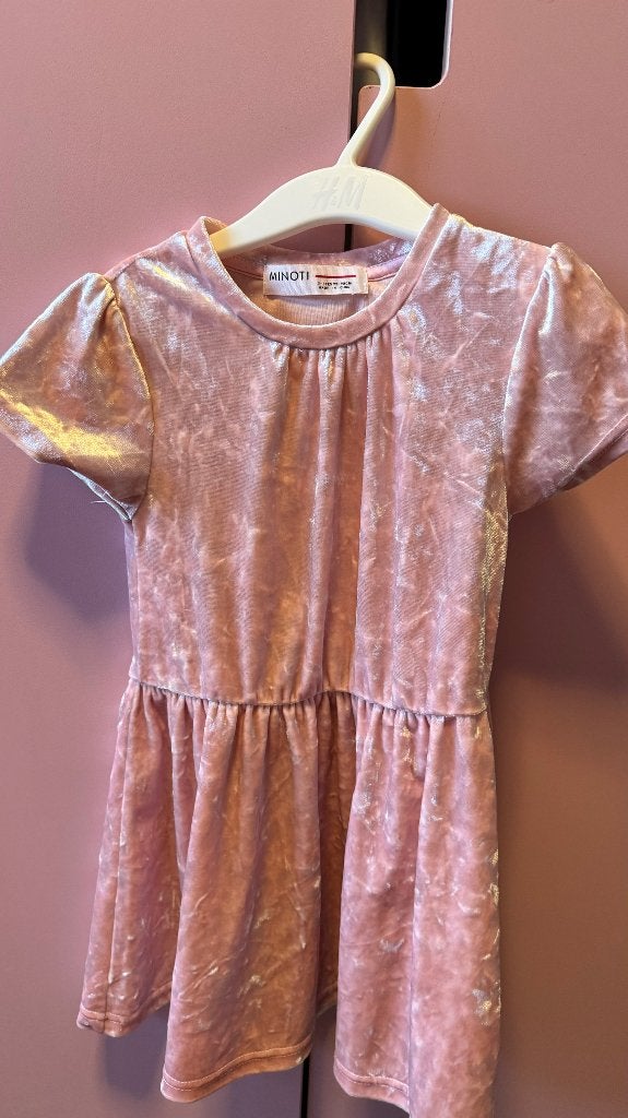 Minoti velvet pink dress size 98, Ophalen, Meisje, Zo goed als nieuw, Jurk of Rok
