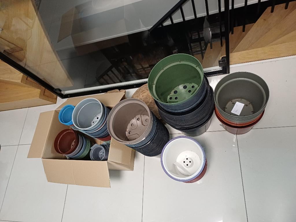 ca 200 kunststof binnenpotten en kweekpotten, Kunststof, Rond, Ophalen of Verzenden, Zo goed als nieuw