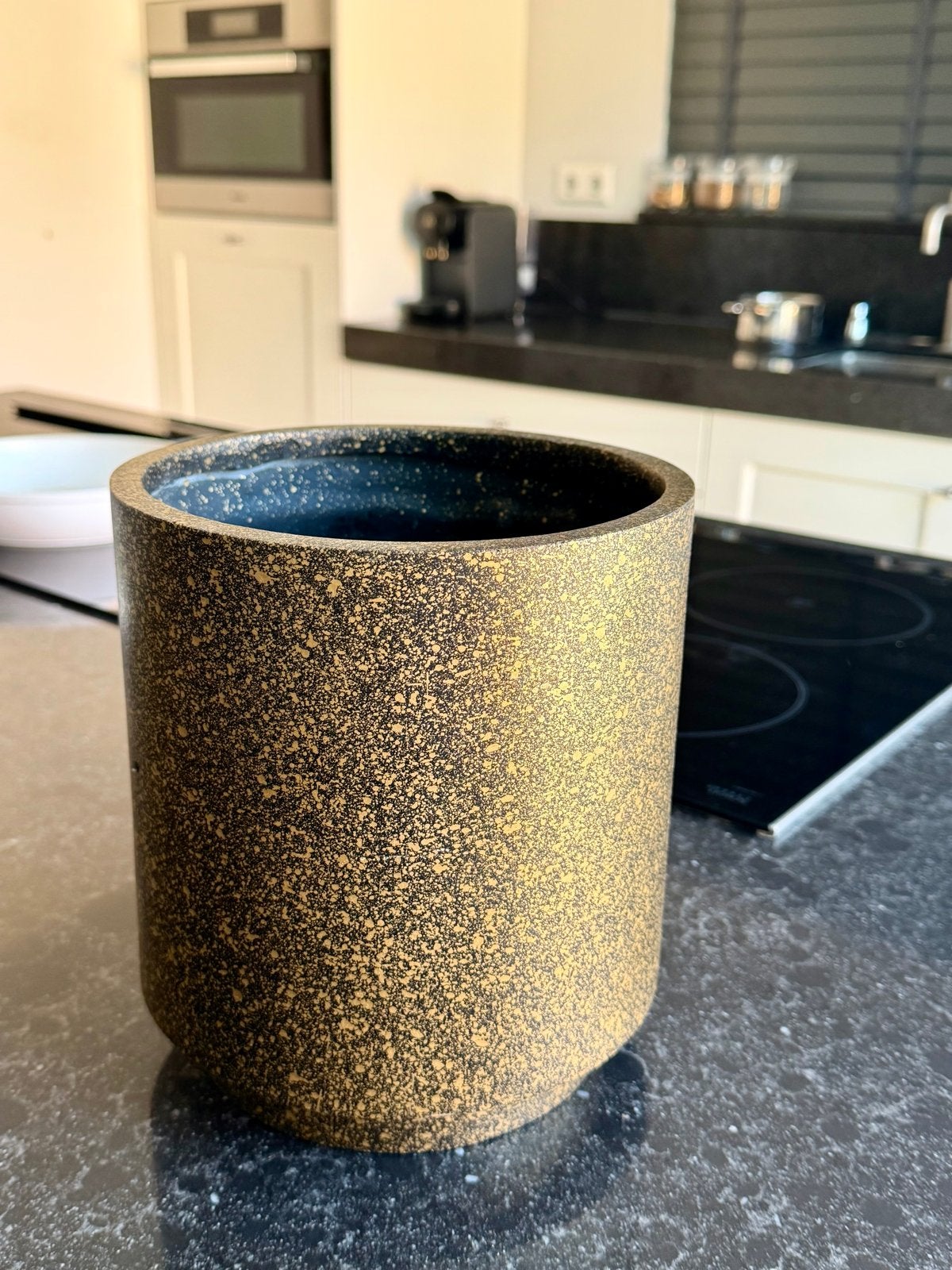 Vaas Capri cilinder Terrazzo Gold, Met patroon/structuur, Zwart, Ophalen of Verzenden, Zo goed als nieuw