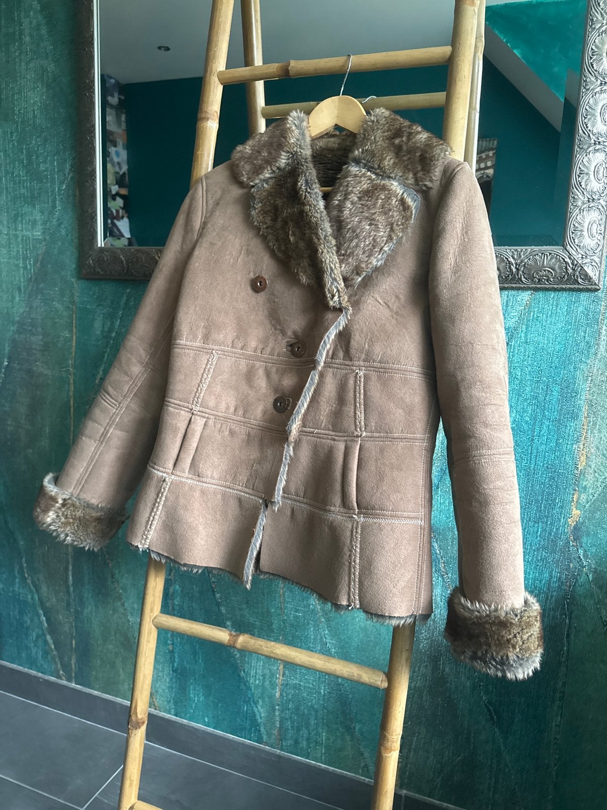 Stijlvolle bruine suède jas met bontkraag, Kleding | Dames, Jassen | Winter, Ophalen of Verzenden, Zo goed als nieuw, Maat 36 (S)