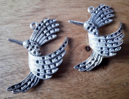 2 stuks zilverkleur bewerkte hangers kolibrie. 46,7x33,6 mm, Ophalen of Verzenden, Nieuw, Hanger