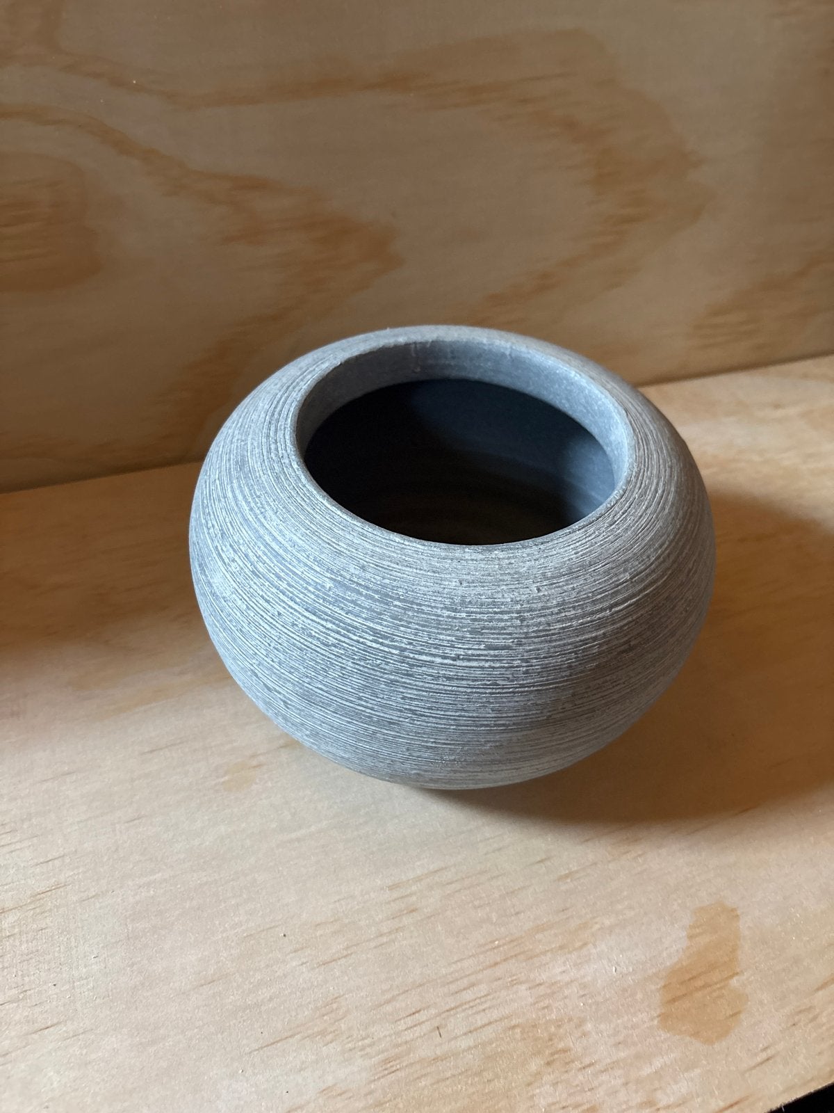 grijze pot met textuur, Ophalen, Rond, Zo goed als nieuw, Aardewerk