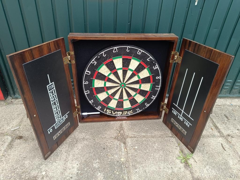 Dartbord in houten kast - Compleet en klaar om te spelen, Ophalen of Verzenden, Gebruikt, Dartbord
