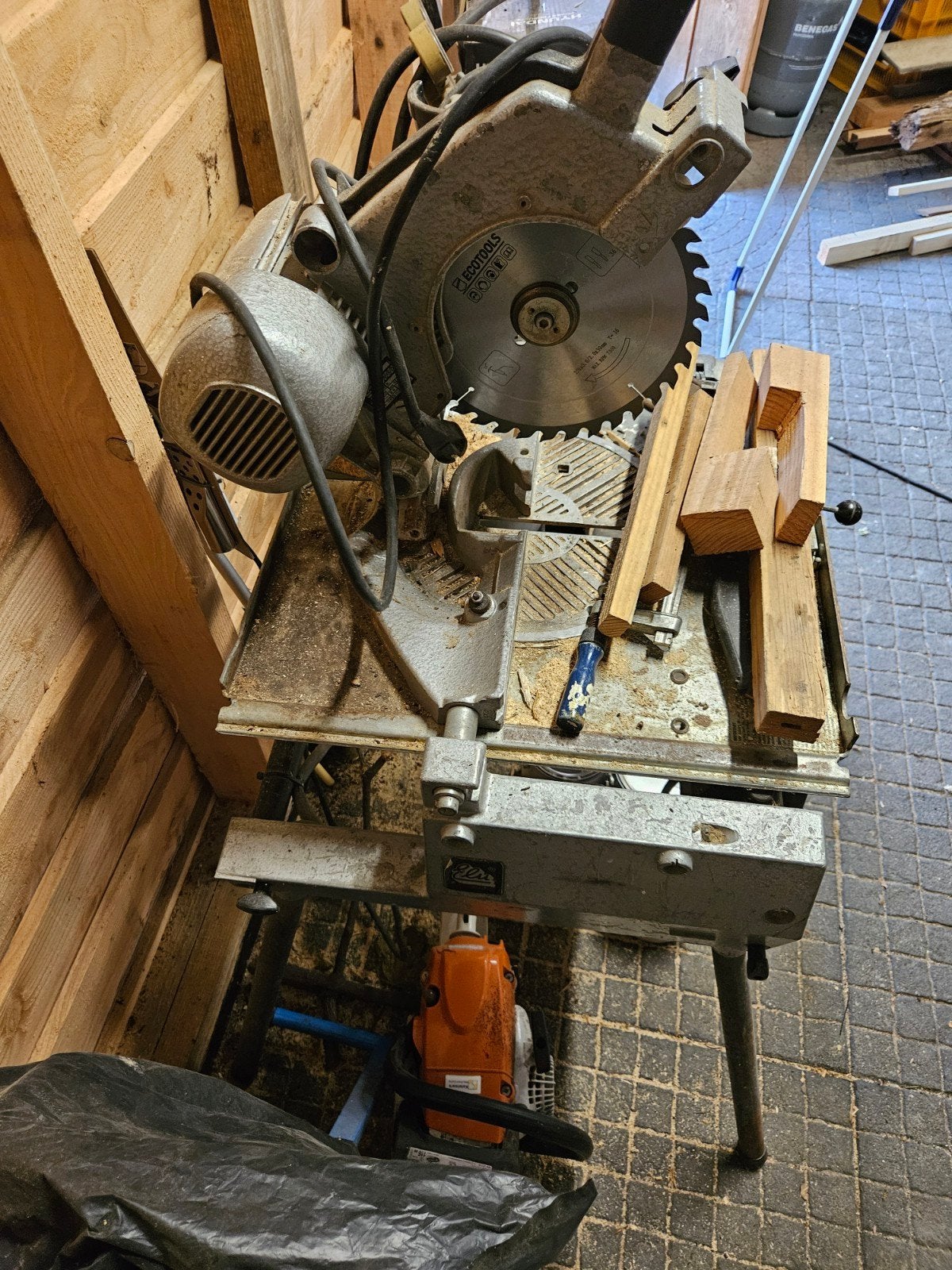 Oude Elu omdraaibare zaagtafel, Doe-het-zelf en Verbouw, Gereedschap | Zaagmachines, Ophalen, 1200 watt of meer, Afkortzaag, 30 tot 70 mm