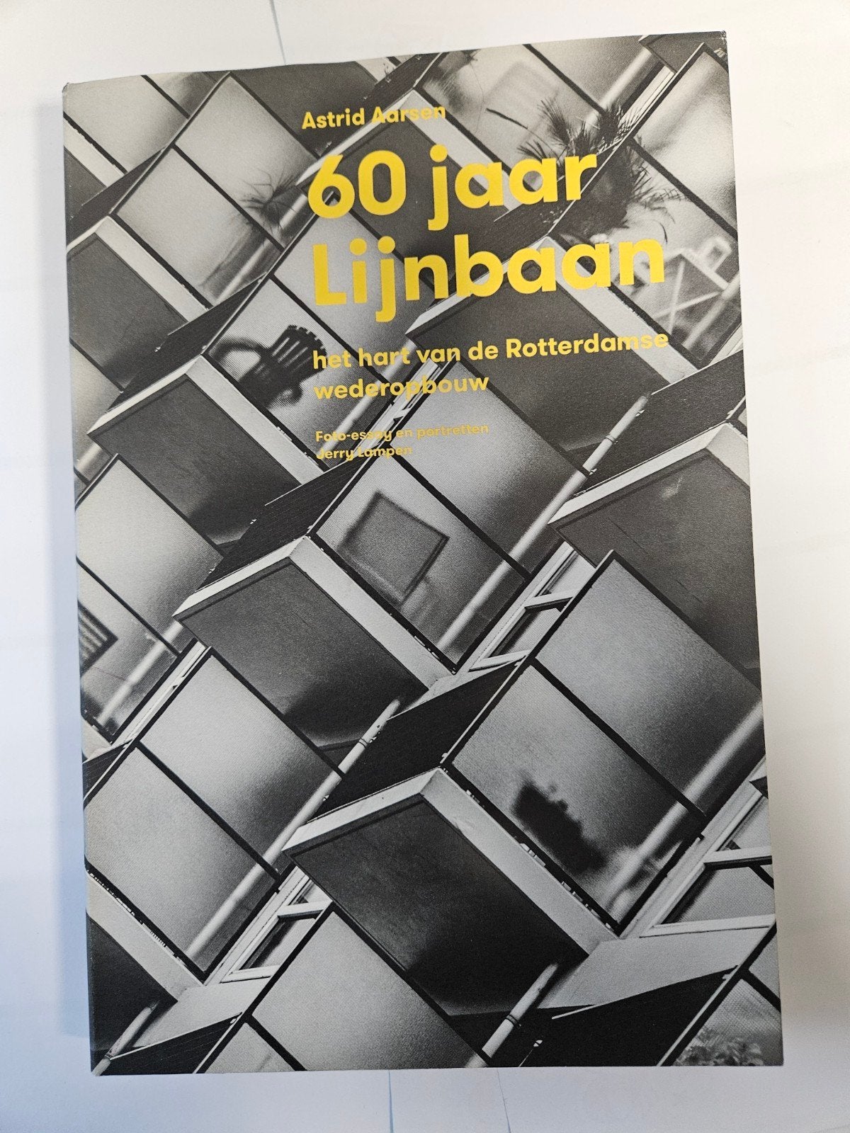60 jaar lijnbaan - Astrid Aarsen, Boeken, Ophalen of Verzenden, Zo goed als nieuw