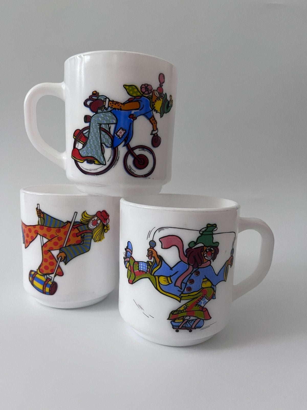 Vintage Arcopal France mokken met vrolijke clowns, set van 3, Ophalen of Verzenden