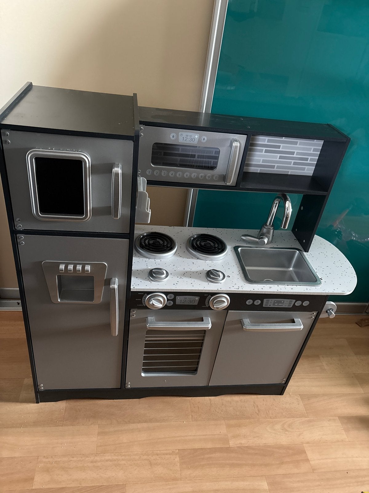 Grijze kinderkeuken met koelkast en magnetron, Ophalen, Gebruikt, Hout, Speelkeuken