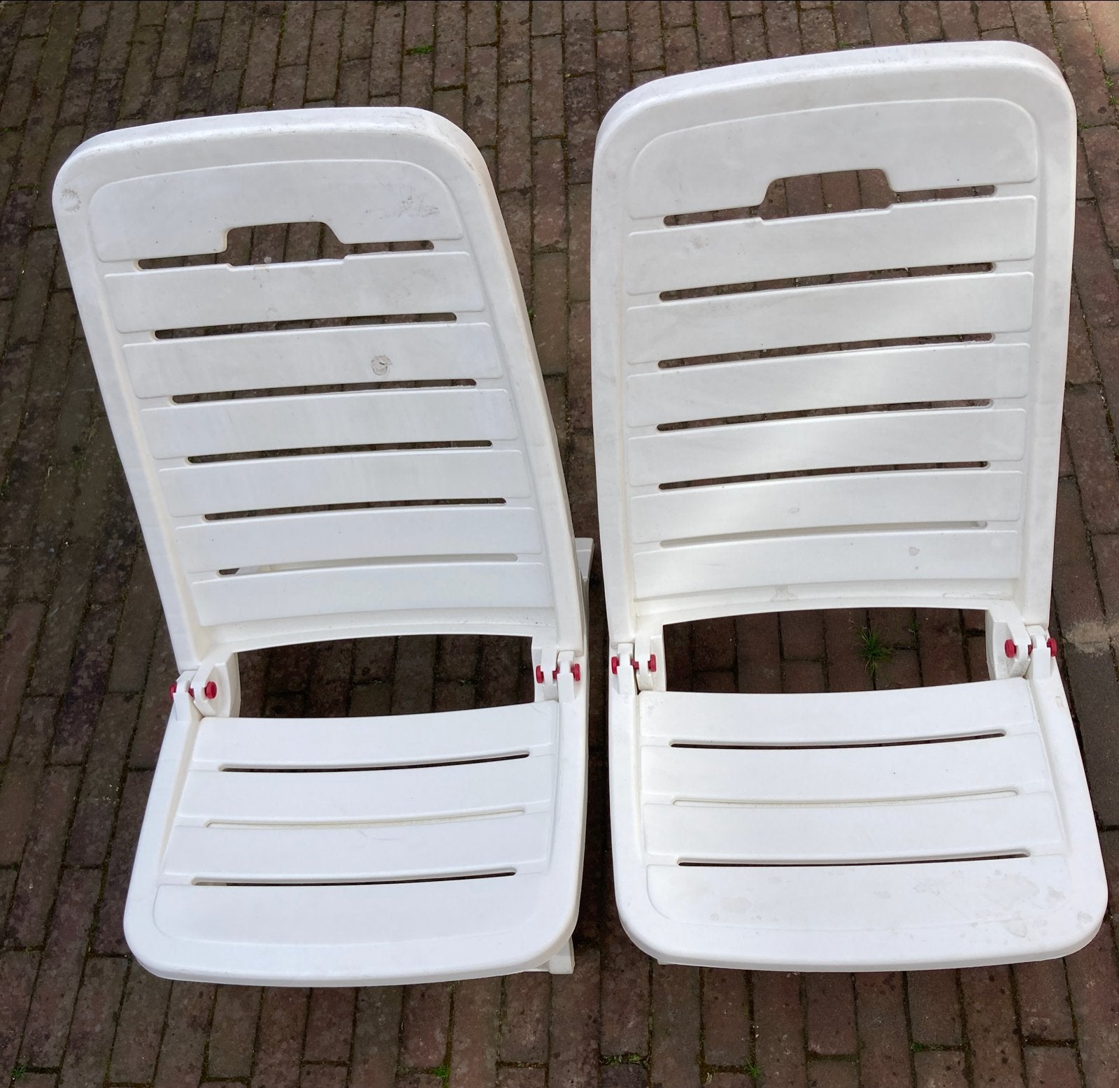 2x Witte Kunststof Tuinstoelen - Verstelbaar en Inklapbaar, Tuin en Terras, Ophalen, Zo goed als nieuw, Kunststof, Inklapbaar