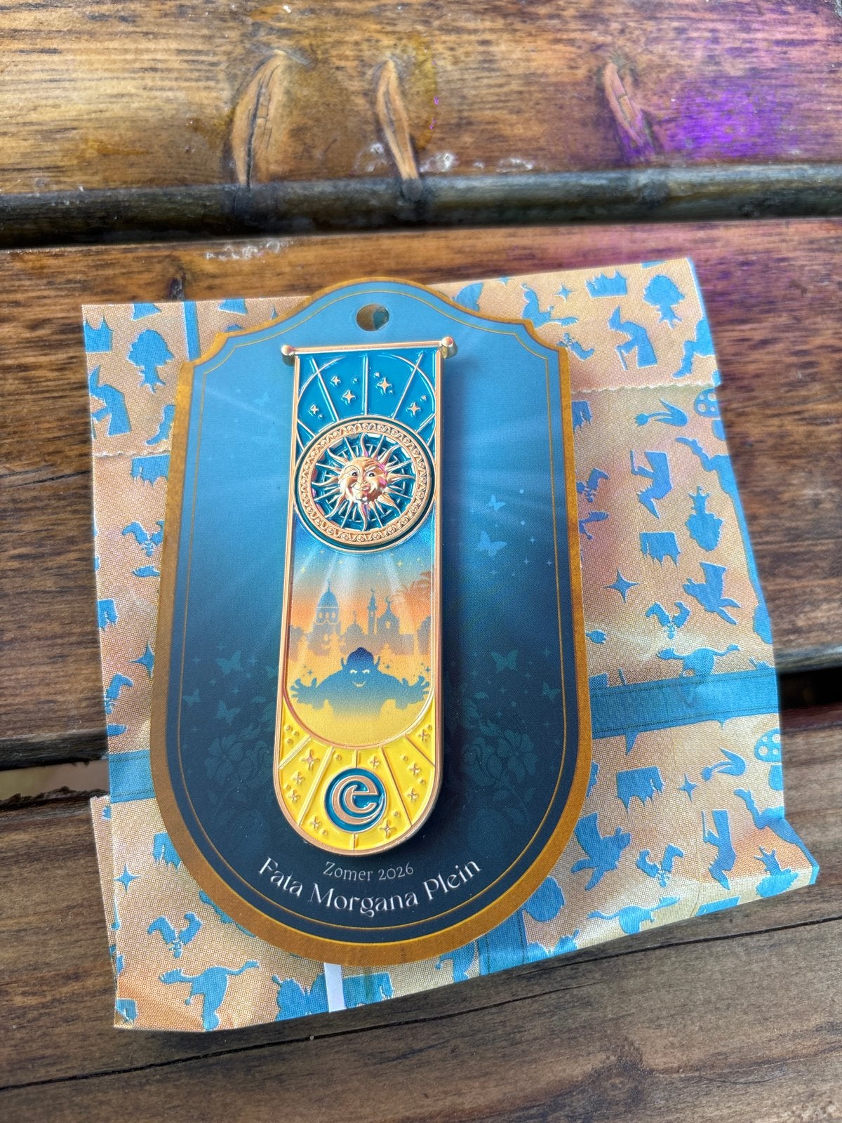 Efteling Zomerpin 2026 Fata Morgana Plein (reeks 1/5), Ophalen of Verzenden, Nieuw, Button of Speldje