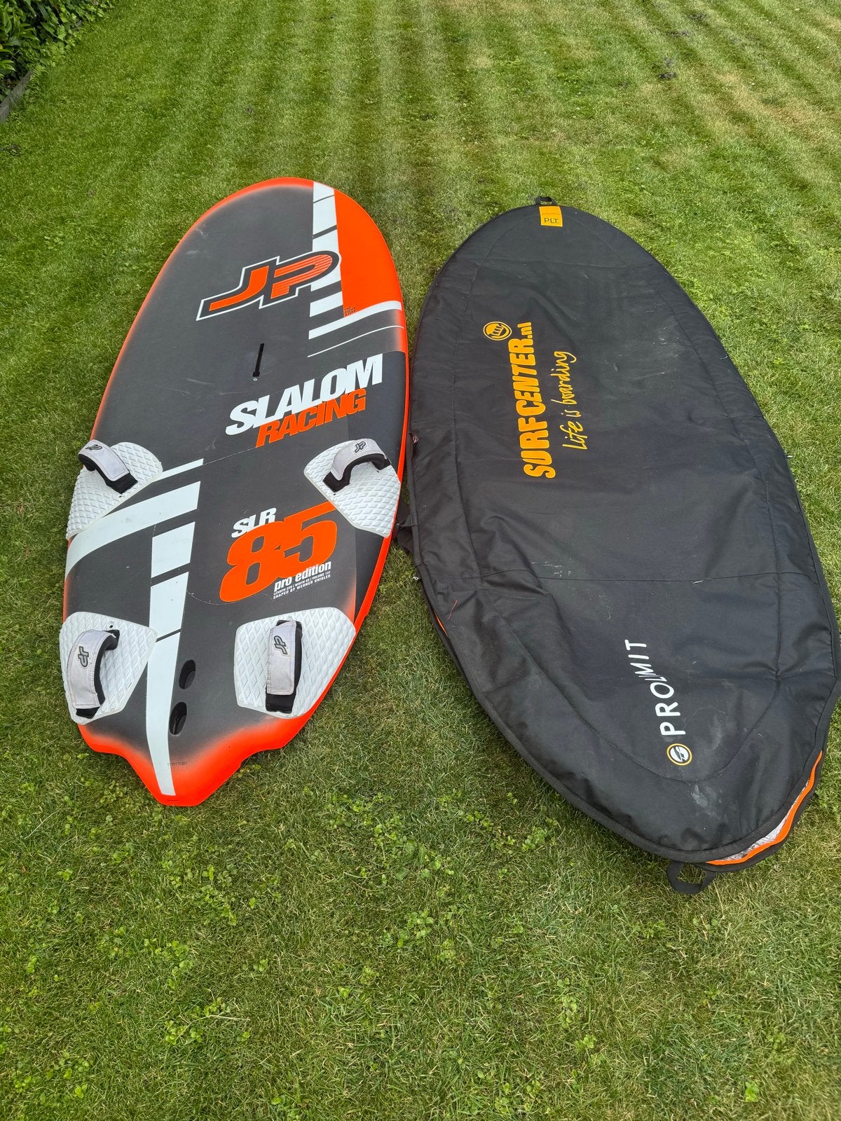 JP Australia SLR 85 Pro Edition slalom racing incl boardbag, Watersport en Boten, Windsurfen, Ophalen, Met voetbanden, Gebruikt