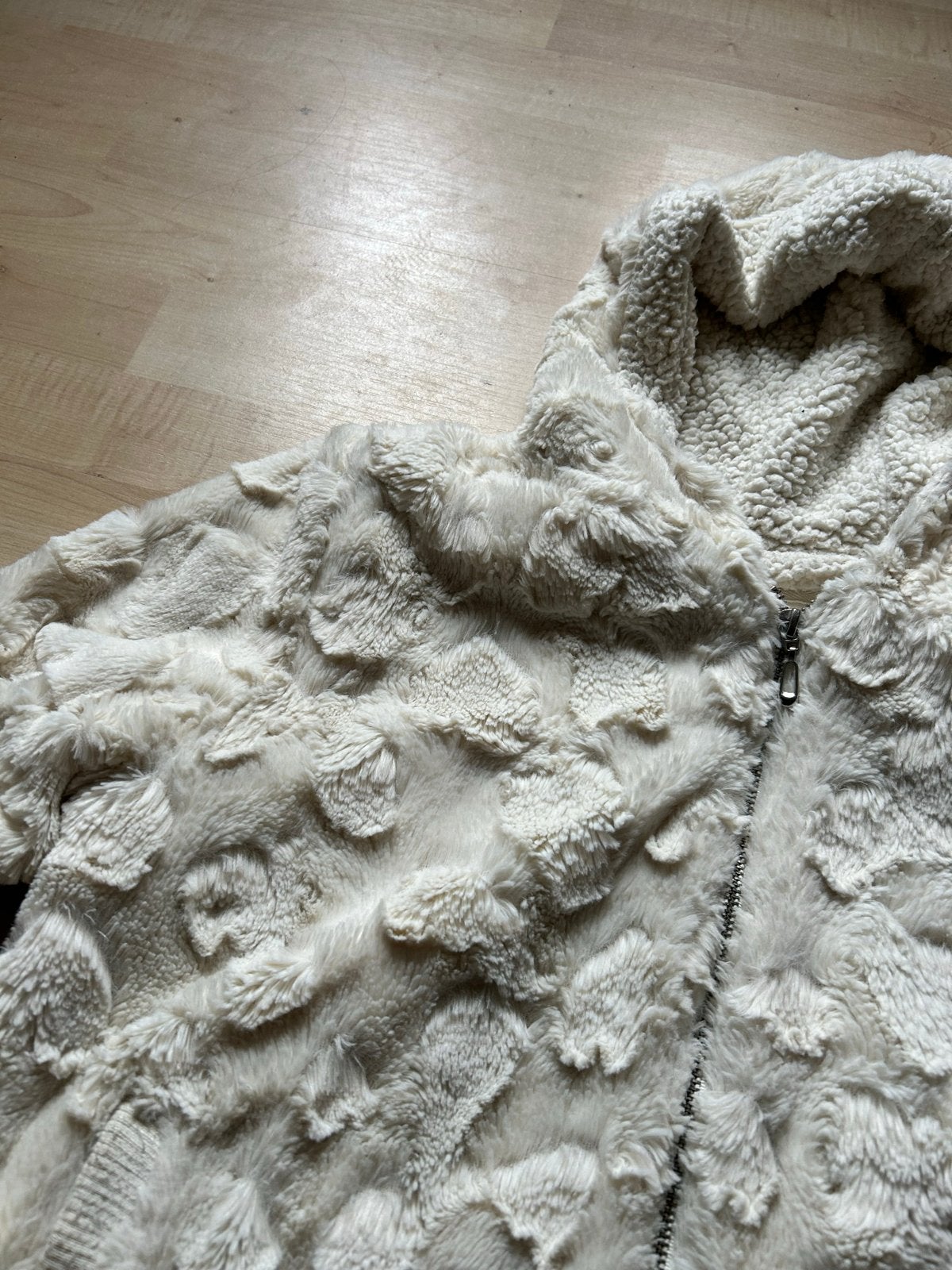 Crèmekleurig teddy jasje met capuchon maat 38/40 (M), Ophalen of Verzenden, Gedragen, Maat 38/40 (M), Beige