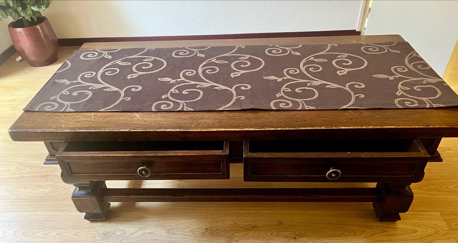 Robuuste houten salontafel met lades, Antiek en Kunst, Ophalen