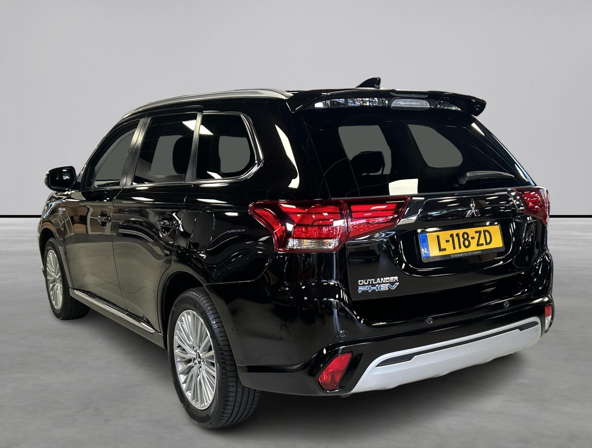 Mitsubishi Outlander 2.4 PHEV Pure, Automaat, Verwarmde buitenspiegels, Euro 6, 4 cilinders