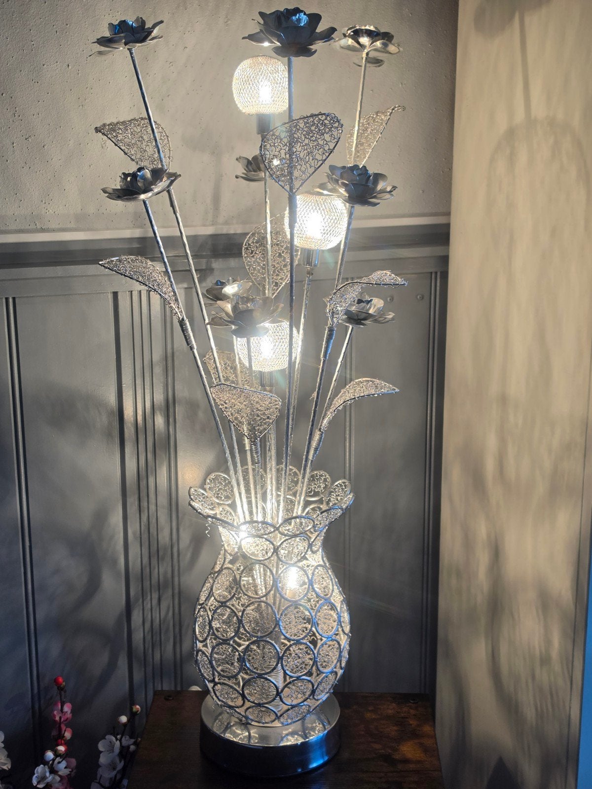 Decoratieve Zilverkleurige Bloemenvaas met Verlichting., Ophalen of Verzenden, Zo goed als nieuw, Modern, Elegant, Decoratief