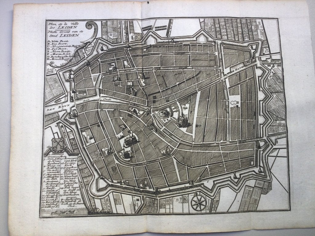 Leiden, gedetailleerde kopergravure, 1740., Antiek en Kunst, Kunst | Etsen en Gravures, 26 cm, Cartografie, Met tekst, 20 cm